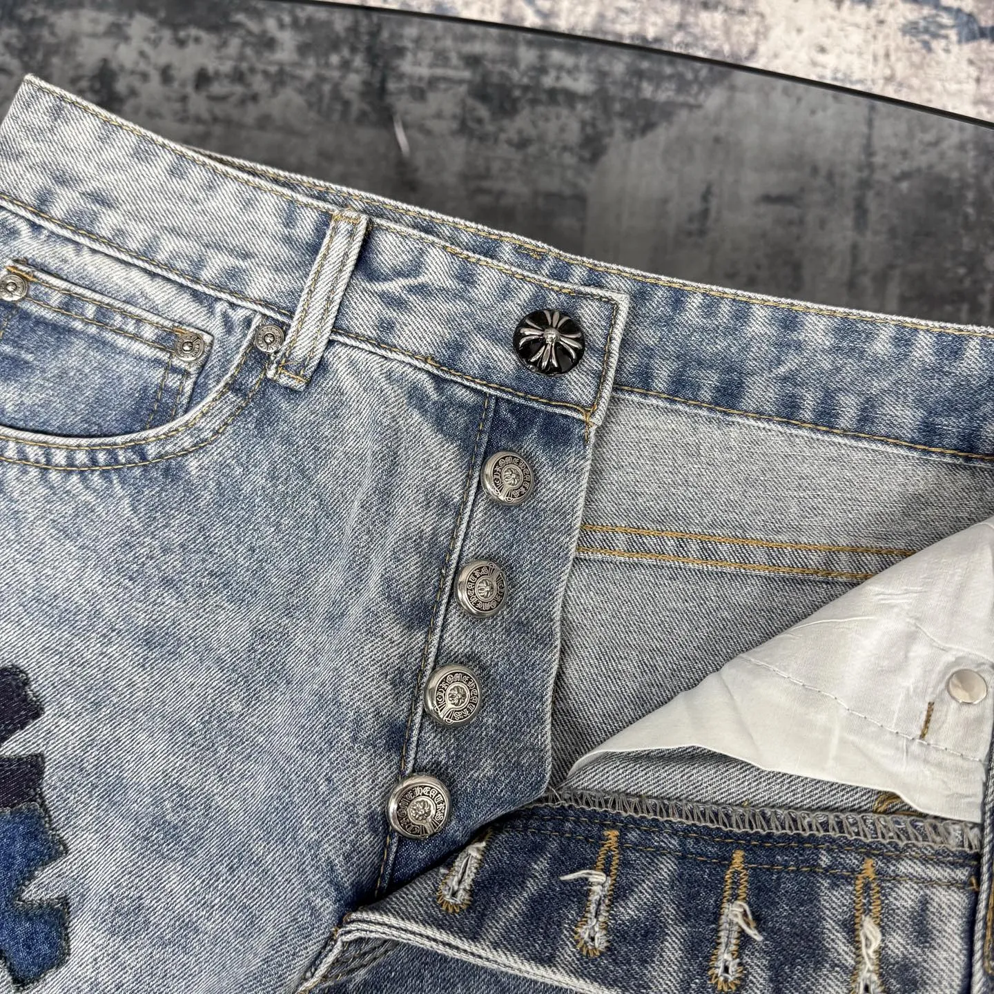 P310 Ch rare co-branded top item Chrome hearts new Chrome heart patchwork patchwork cross stitching micro-flare jeans Top-notch configuration, details are invincible! ! Cleanfit has become very popular in the past two years, and Kroxin’s consistent style is particularly high-end! ! Imported Japanese woven fabric ready-made clothes, genuine leather Crocodile leather labels and waist cloth leather tags are sewn on. The overall process is very cumbersome. The buttons on the trousers fly, rivets, back pockets, and metal decorative plates are all custom-made from molds. After they are finished, they are distressed to create a very effective effect. It has a vintage taste, and has been used by all kinds of big-name European and American celebrities. Kenijima’s cleanfit style has become popular all over the world. Top-grade hardware, pay attention to my detailed photos, the buttons are all detachable, and they are made of 925 engraved silver! ! Match as you like, suitable for both men and women ✔️✔️ Color: Blue Size: S M L XL